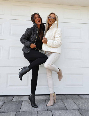 Czarna krótka pikowana kurtka damska zapinana na zamek z kołnierzem CARLA