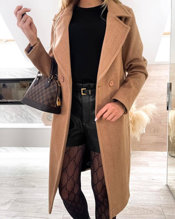 Długi płaszcz damski w kolorze jasnego brązu zapinany na guzik MADAME