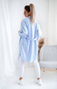 Biało-niebieski szlafrokowy płaszcz damski w kratę MADAME COAT