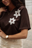 Brązowy bawełniany T-shirt  damski z ozdobnym kwiatem FLOWERS 