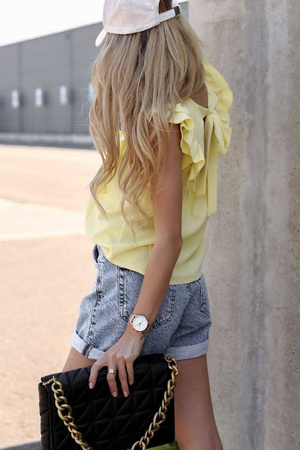 Żółta bluzka damska z falbaną i wiązaniem na plecach DONNA