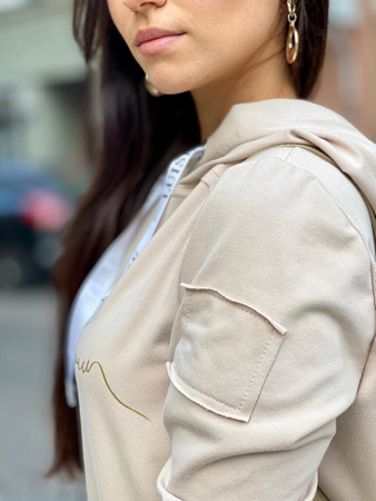 Krótka, beżowa sukienka dresowa, SUMMER AFTERNOON LUISE, z kapturem i dłuższym rękawem.