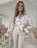 Pastelowa elegancka bluzka damska w kwiaty z falbanka AZULIK
