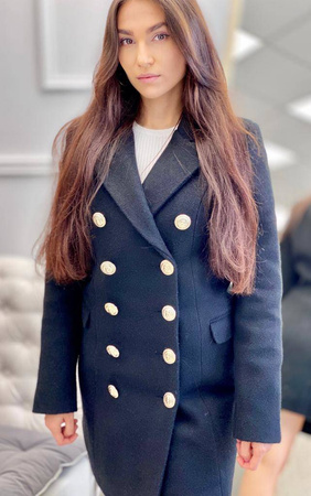 Krótki, elegancki czarny dwurzędowy płaszcz PRESTIGE la Femme, zapinany na złote guziki.