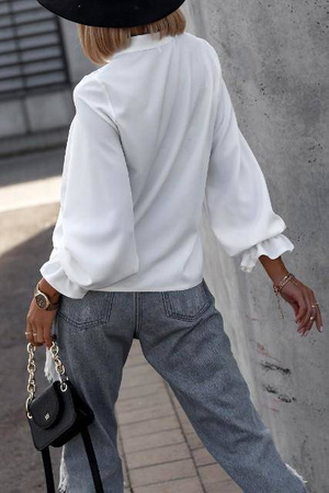 Biała koszula damska z zaszewkami i marszczeniem przy rękawie SIMPLY ELEGANCE.