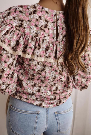 Beżowa bluzka w kwiatki z falbanką na dekolcie i haftem, beige