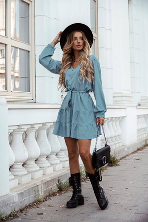 Niebieska sukienka damska z wiązaniem w talii, ozdobnymi guzikami i falbanką SAMMY