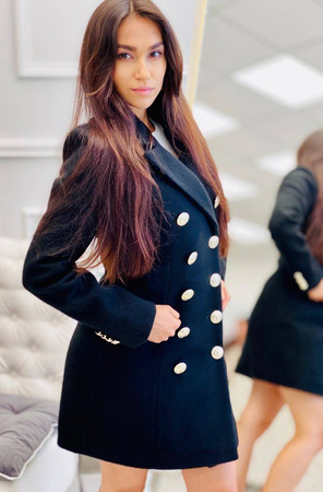 Krótki, elegancki czarny dwurzędowy płaszcz PRESTIGE la Femme, zapinany na złote guziki.