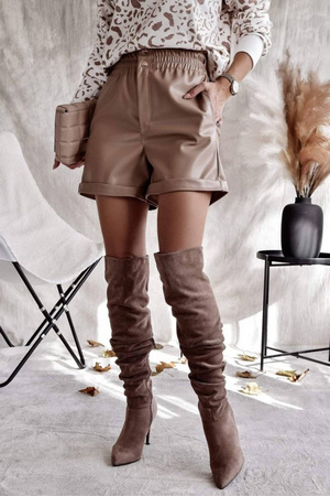 Beżowe szorty damskie z eko skóry MARIETTE