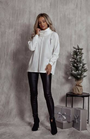 Biały luźny sweter damski z golfem STAR