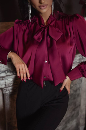 Bordowa gładka bluzka damska z wiązaniem przy szyi BOW