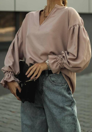 Luźna bluzka w kolorze pudrowego różu z wiązaniem na plecach i ściąganymi rękawami