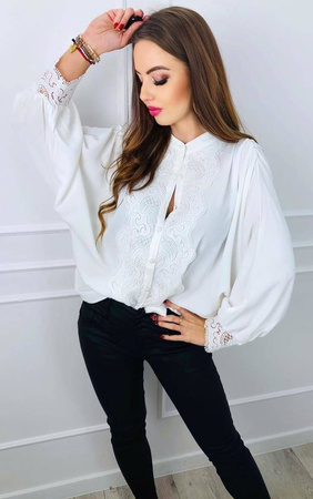 Biała oversizeowa koszula damska z haftowanym zdobieniem przy guzikach ANGEL SHIRT