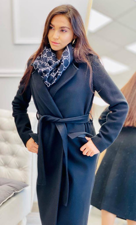 Długi, elegancki czarny płaszcz PRESTIGE la Femme, wiązany w pasie.