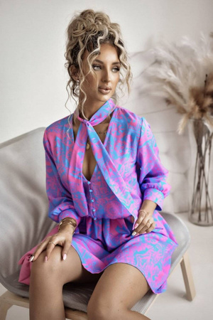 Niebiesko-różowa sukienka damska we wzory z wiązaniem pod szyją OLIMPHIA