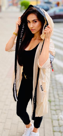 Długa, beżowa kurtka parka BEIGE NORBI, zdobiona czarnym wykończeniem, zapinana na zamek z kapturem.