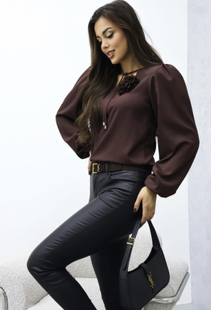 Brazowa gładka bluzka damska ze ściągaczem przy rękawie i ozdobna różą STELLA