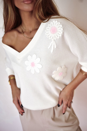 Biały sweter damskie ozdobnym kwiatkiem SILVIA