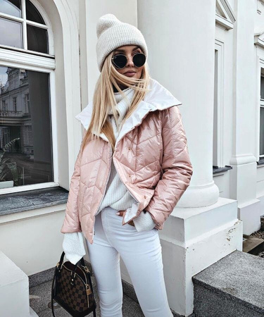 Różowa kurtka z kapturem zapinana na zamek, posiadająca jasną podszewkę PINK