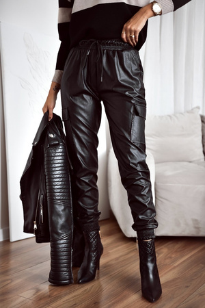 Czarne spodnie damskie typu jogger z eko skóry MIRA