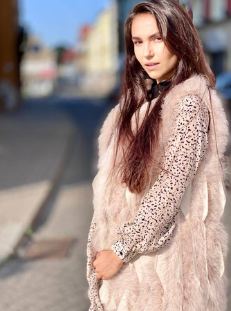 Długa, beżowa naturalna kamizelka AFTER SUNSET, zapinana z pikowana podszewką