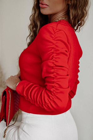 Dopasowana czerwona bluzka damska z marszczeniem na rękawie i koronką przy dekolcie GRACE.