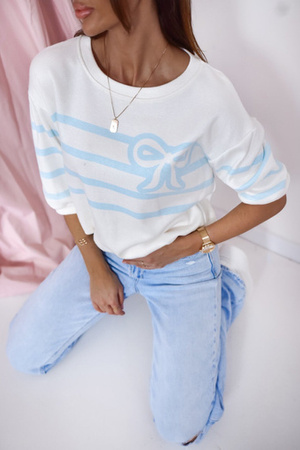 Biały sweter damski w niebieskie paski z kokardą INEZ