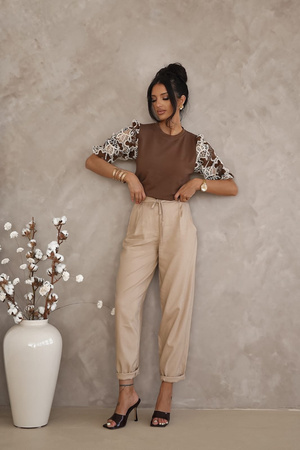 Brązowa bluzka damska z ozdobnym rękawem CAROLINE