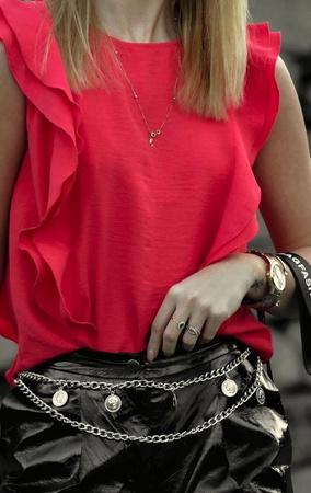 Malinowa, koral bluzka NEW MARTHA COR, bez rękawów, wykończona falbaną.