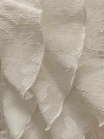 Biała koszula damska z falbanami i srebrną nitką SIMPLY CROWN