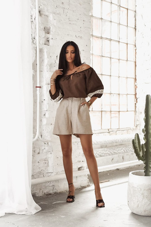 Beżowe lniane spodenki damskie w brązowe paseczki MYKONOS