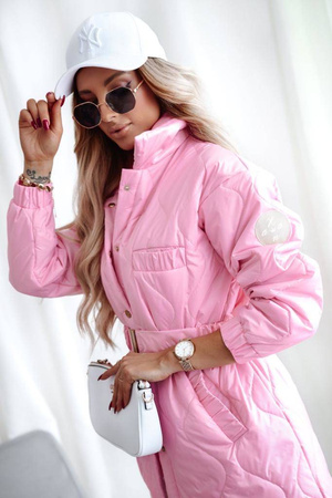 Różowy pikowany płaszcz damski z paskiem w talii MEGGI