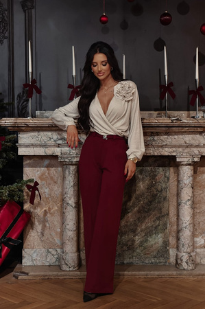 Beżowa lekko połyskująca bluzka damska z ozdobną różą ROSES