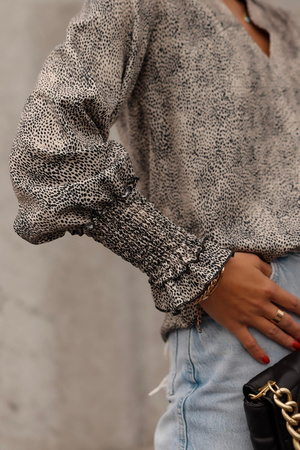 Beżowo-Czarna bluzka damska w cętki z falbaną i ściągaczem przy rękawie ANA.