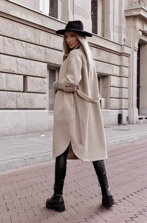 Beżowy płaszcz damski z wiązaniem w talii i sweterkowym rękawem TERRA