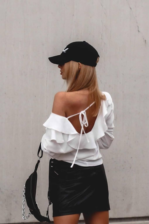 Luźna bluzka z odkrytymi ramionami i falbaną w kolorze białym