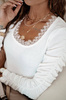 Dopasowana biała bluzka damska z marszczeniem na rękawie i koronką przy dekolcie LACE.