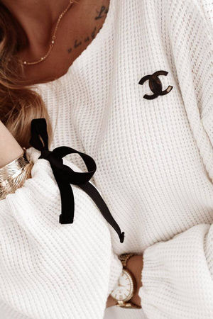 Biały sweter damski z wiązaniem przy rękawie TOP FASHION.