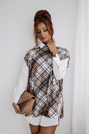 Biała koszula oversize z kamizelką w kratkę