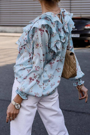 Niebieska bluzka damska w kwiaty z ozdobną falbaną i wiązaniem na plecach MOOBIE