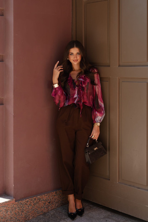 Bordowa bluzka damska z ozdobną falbaną COMO