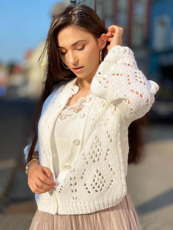 Biały, ażurowy, sweter WHITE la FEMME PREMIUM, zapinany na guziki.