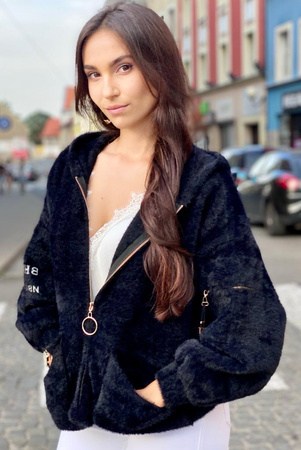 Czarna kurtka ALPAKA YOHANIX, zapinana na zamek z kapturem.