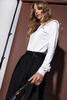 Białe dopasowana bluzka damska z ozdobna różą na rekawie ROSESS