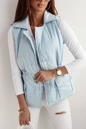 Krótka, jasnoniebieska kamizelka, zapinana na guziki