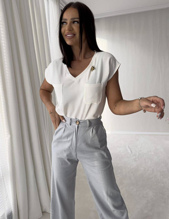 Biała bluzka damska z krótkim rękawem i kieszeniami BY ME