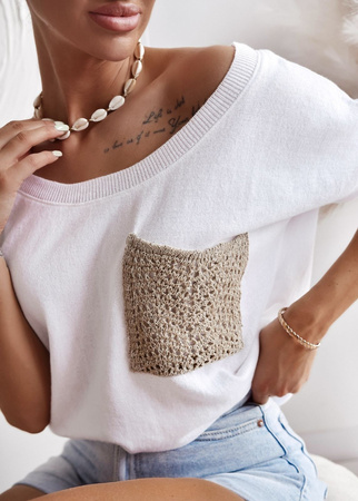 Biały sweter damski z ażurową kieszonką BOHO