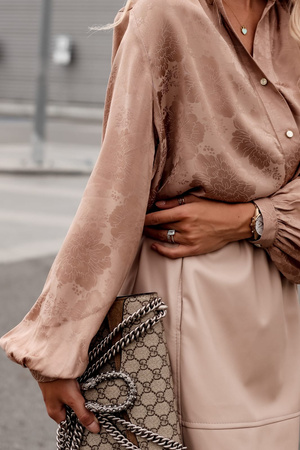 Karmelowa luźna koszula damska ze stójka SIMPLY FLOWERS