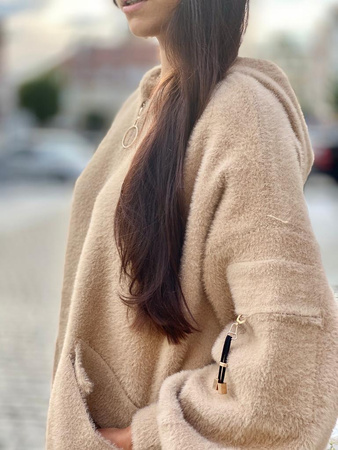 Beżowa kurtka ALPAKA YOHANIX, zapinana na zamek z kapturem.