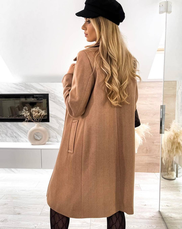 Długi płaszcz damski w kolorze jasnego brązu zapinany na guzik MADAME
